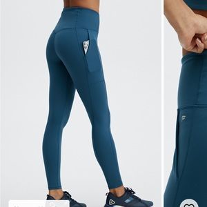 Fabletics leggings: side pockets and back pocket